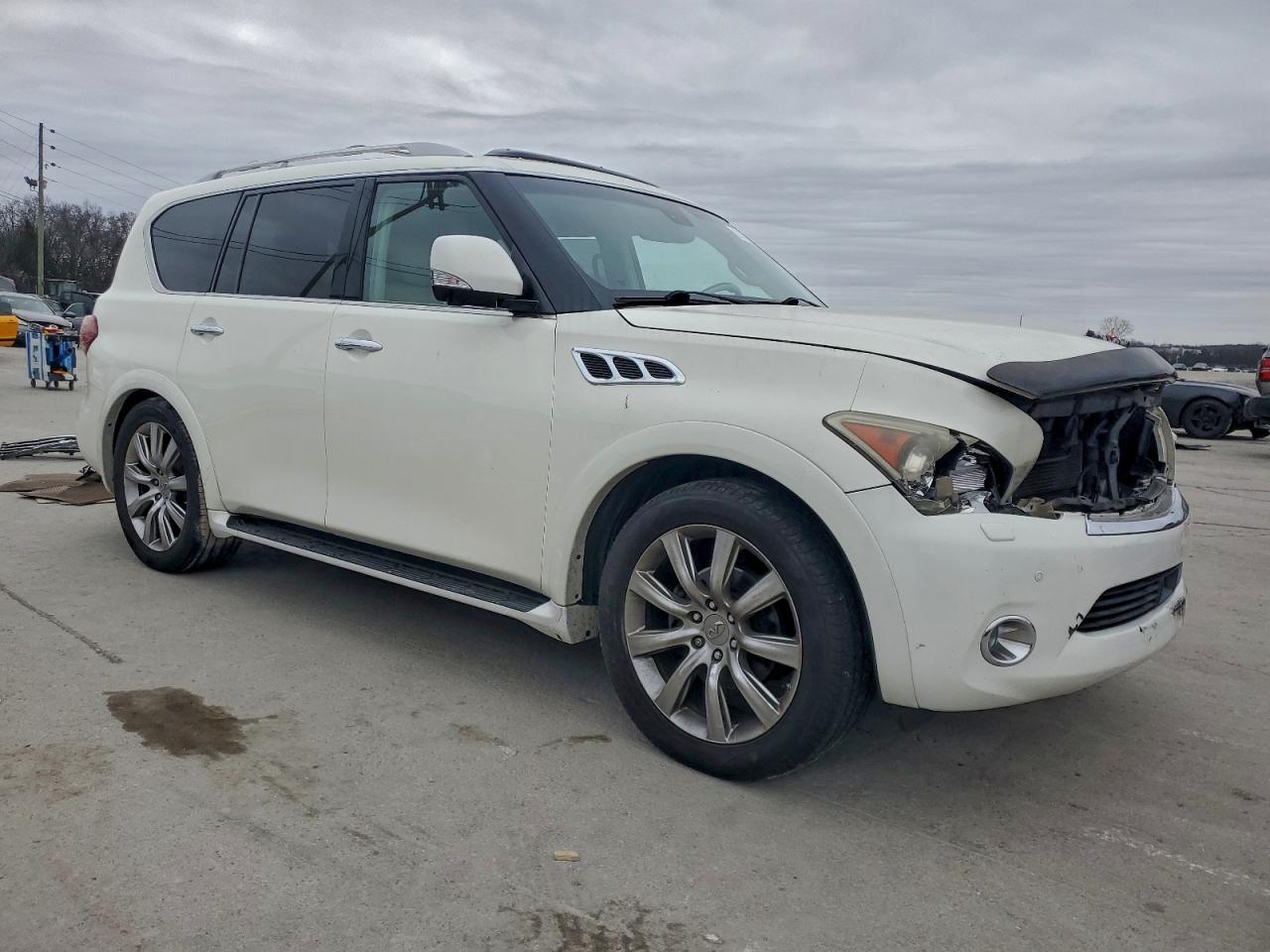 2011 INFINITI QX56 photo 4