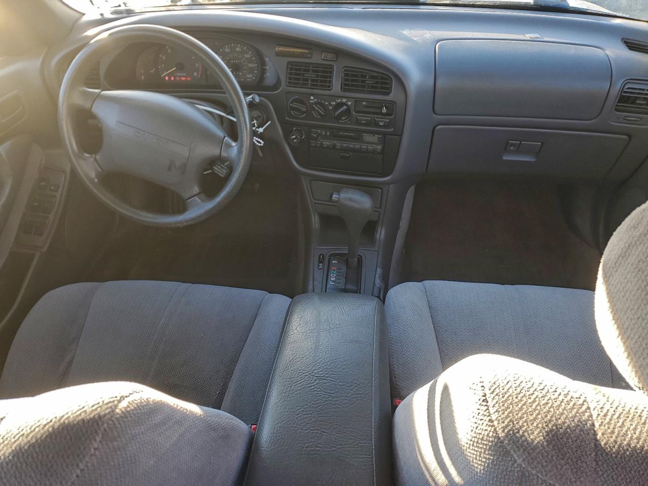 1996 TOYOTA CAMRY LE photo 8