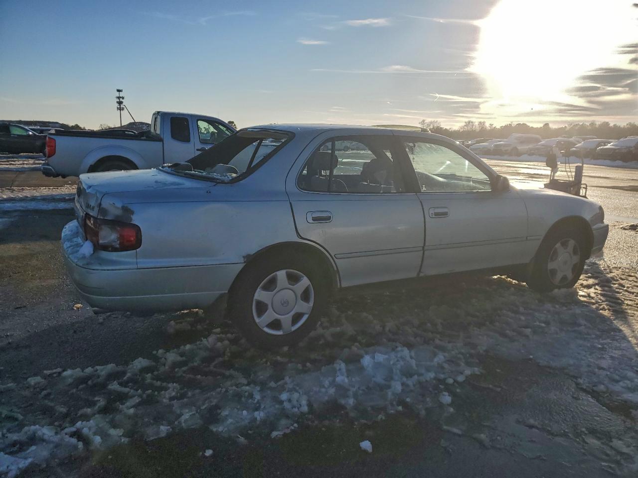 1996 TOYOTA CAMRY LE photo 3