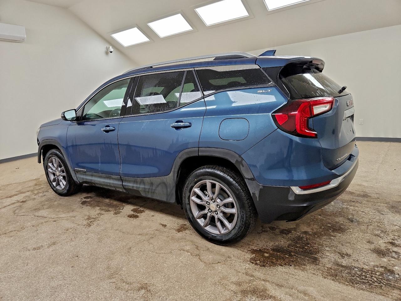 2024 GMC TERRAIN SLT photo 4