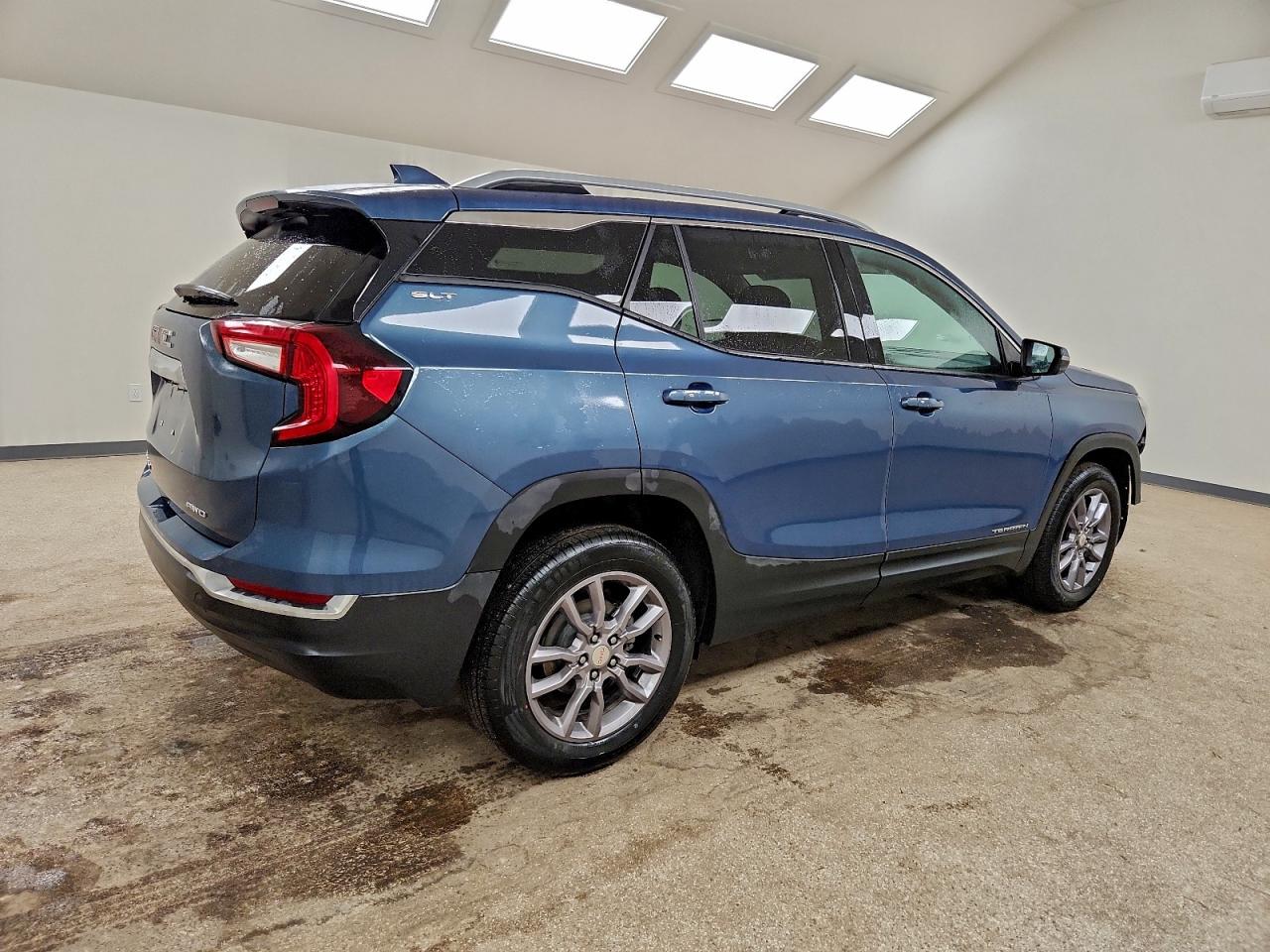 2024 GMC TERRAIN SLT photo 7