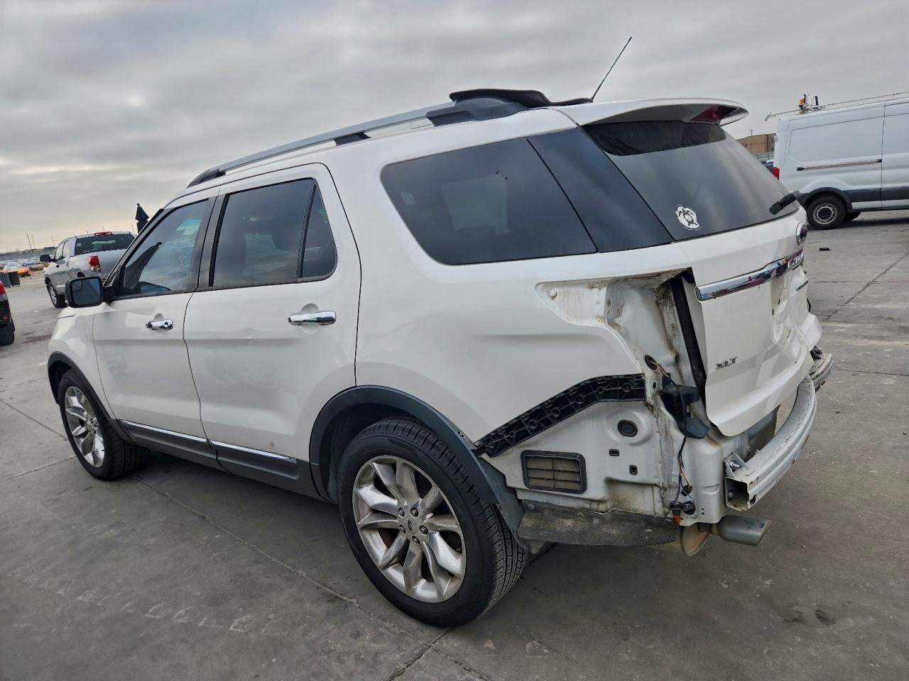 2015 FORD EXPLORER XLT photo 3