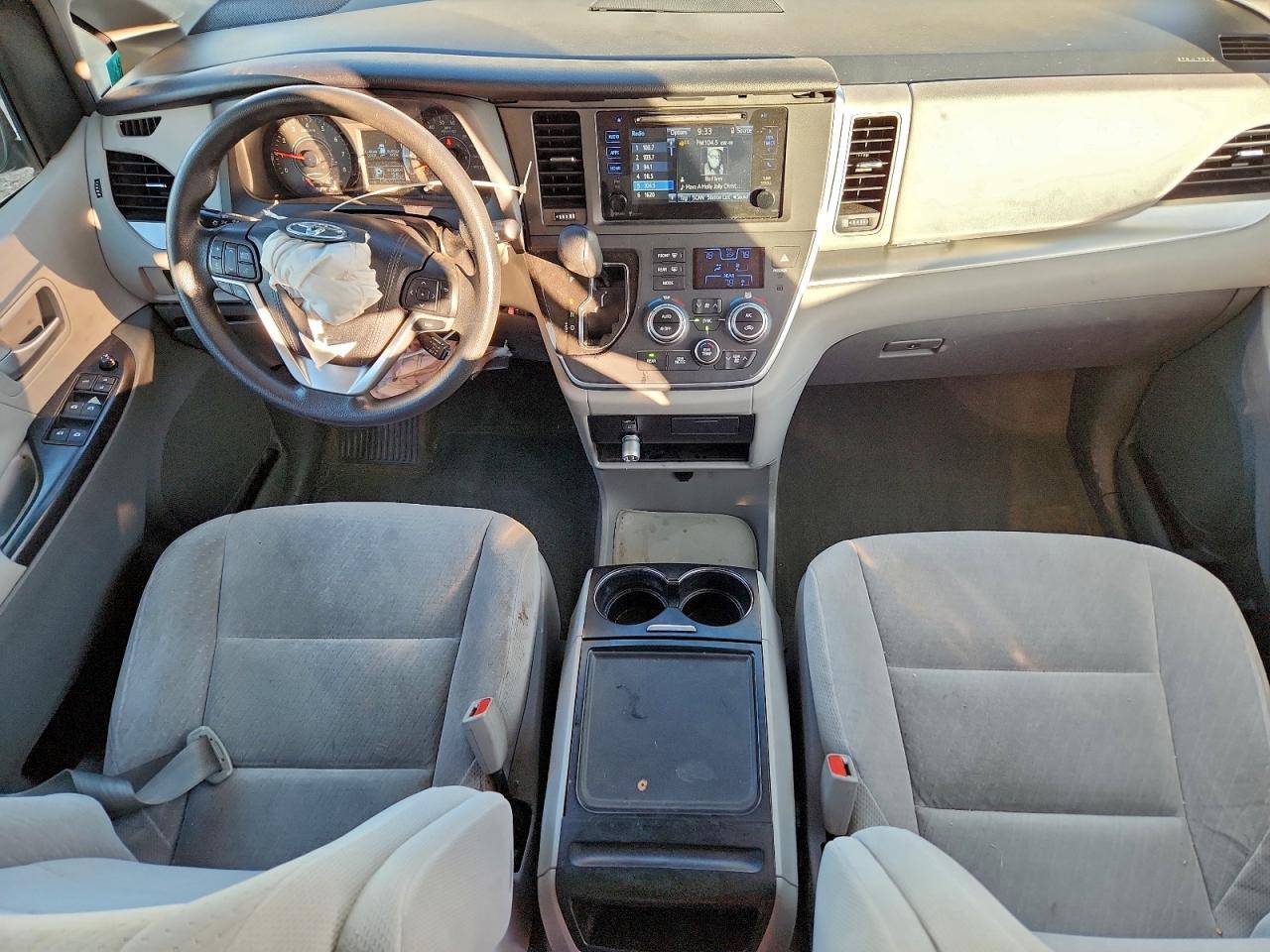 2015 TOYOTA SIENNA LE photo 8