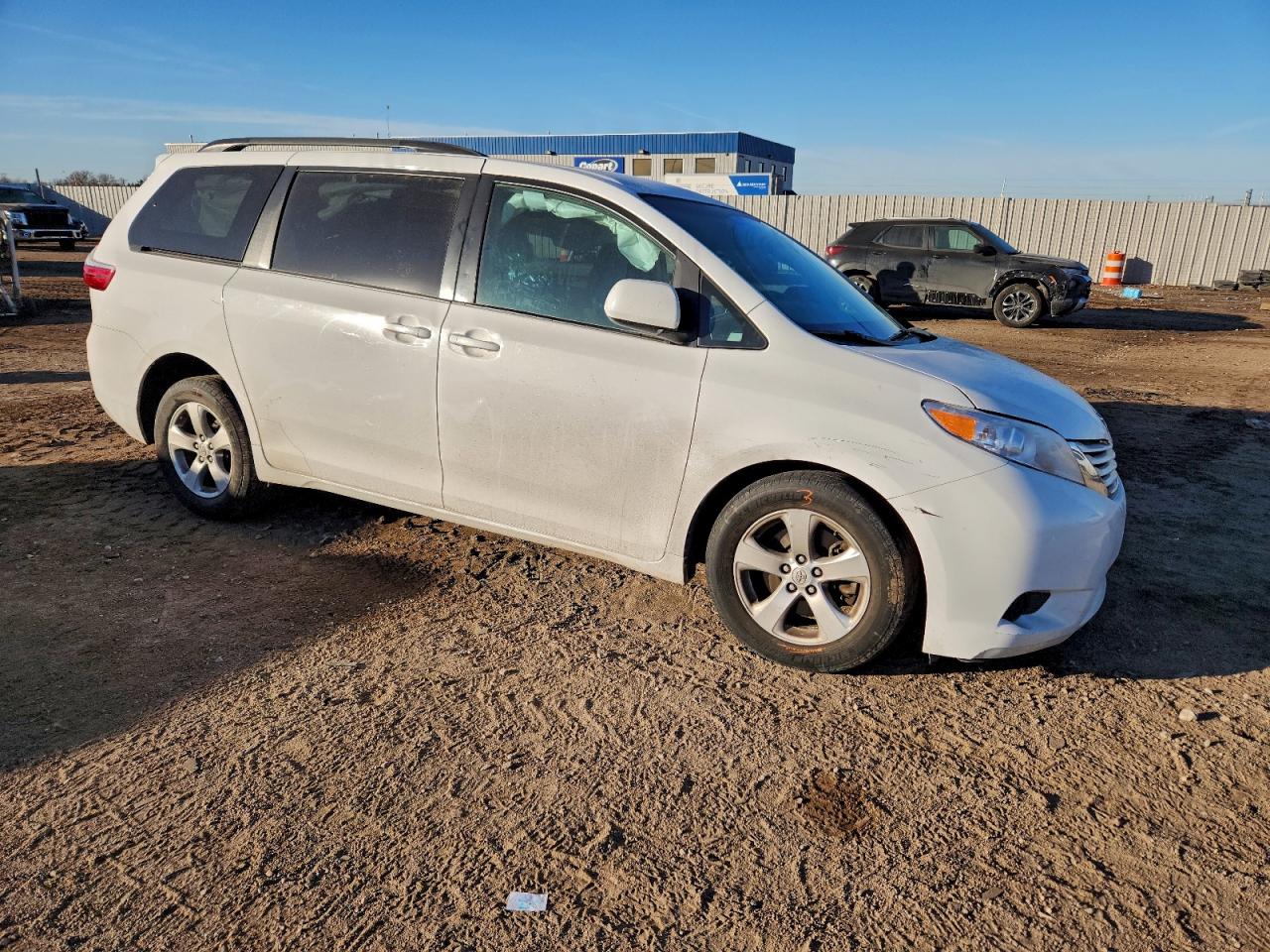 2015 TOYOTA SIENNA LE photo 4