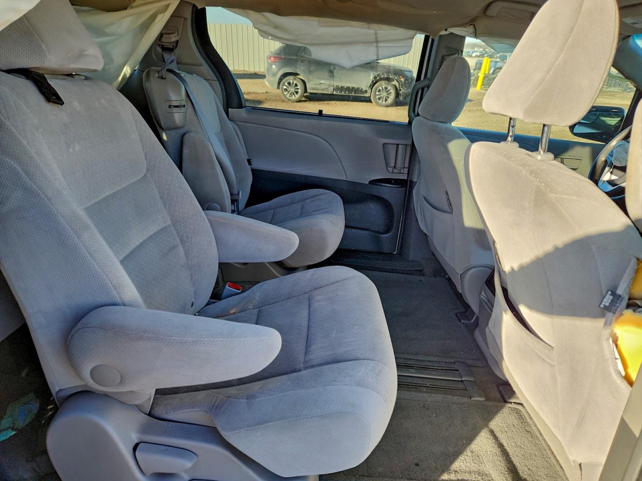 2015 TOYOTA SIENNA LE photo 11