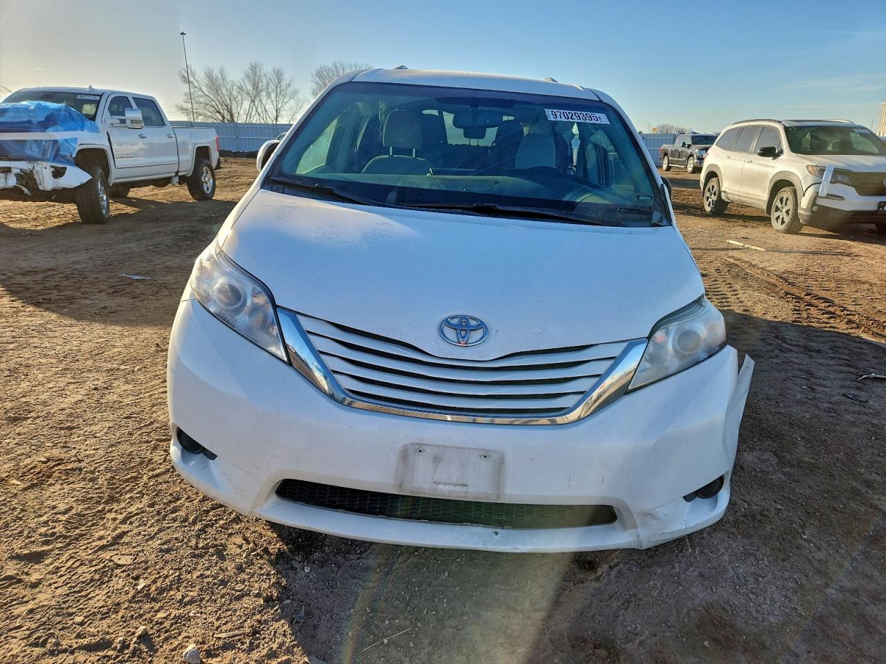 2015 TOYOTA SIENNA LE photo 5