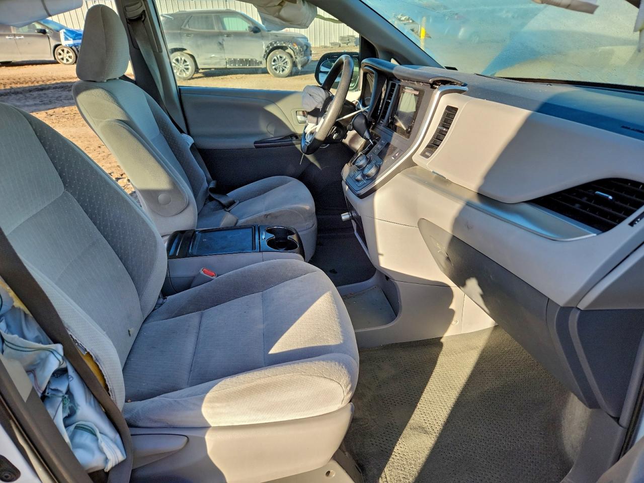 2015 TOYOTA SIENNA LE photo 7