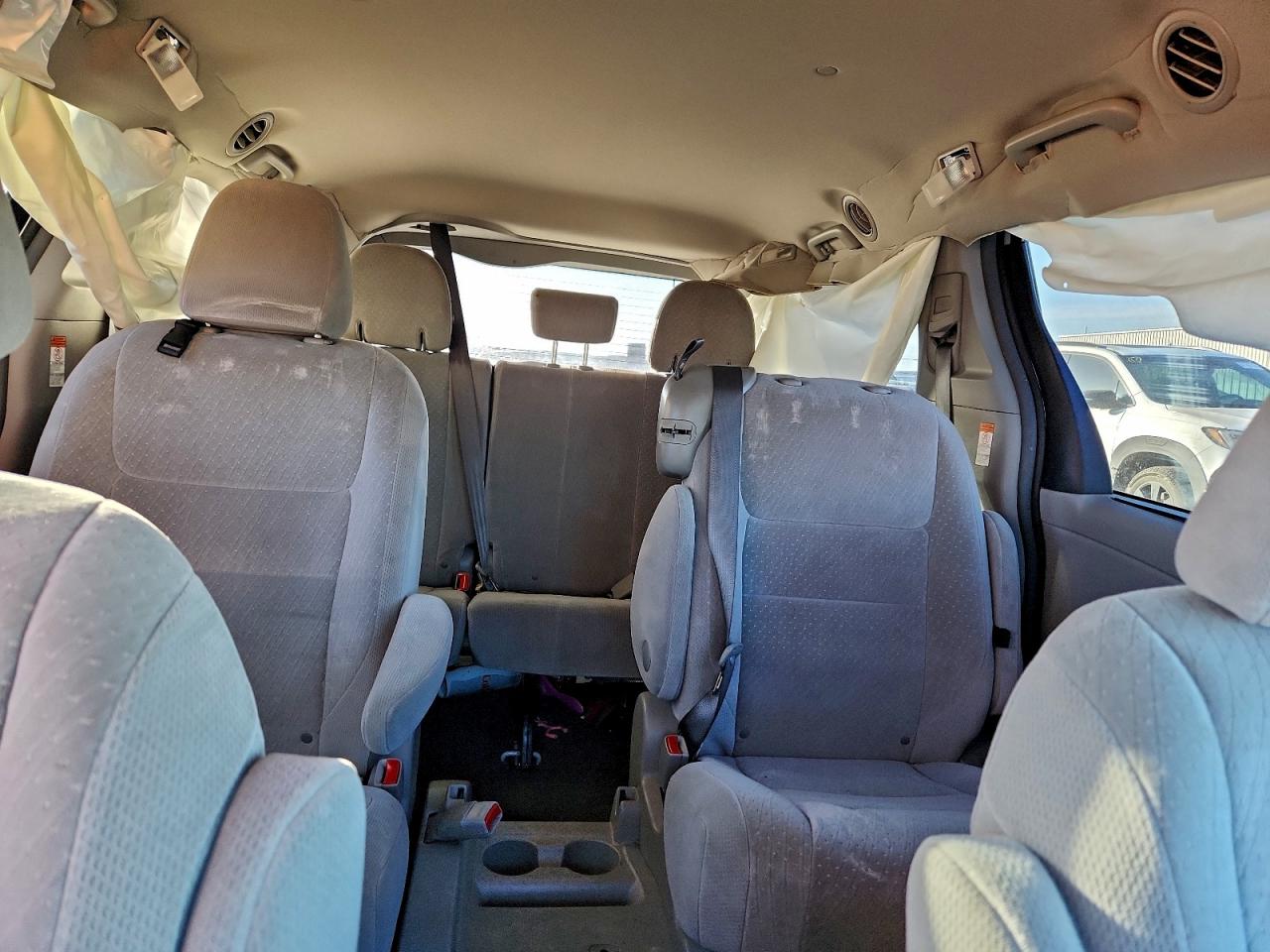 2015 TOYOTA SIENNA LE photo 10