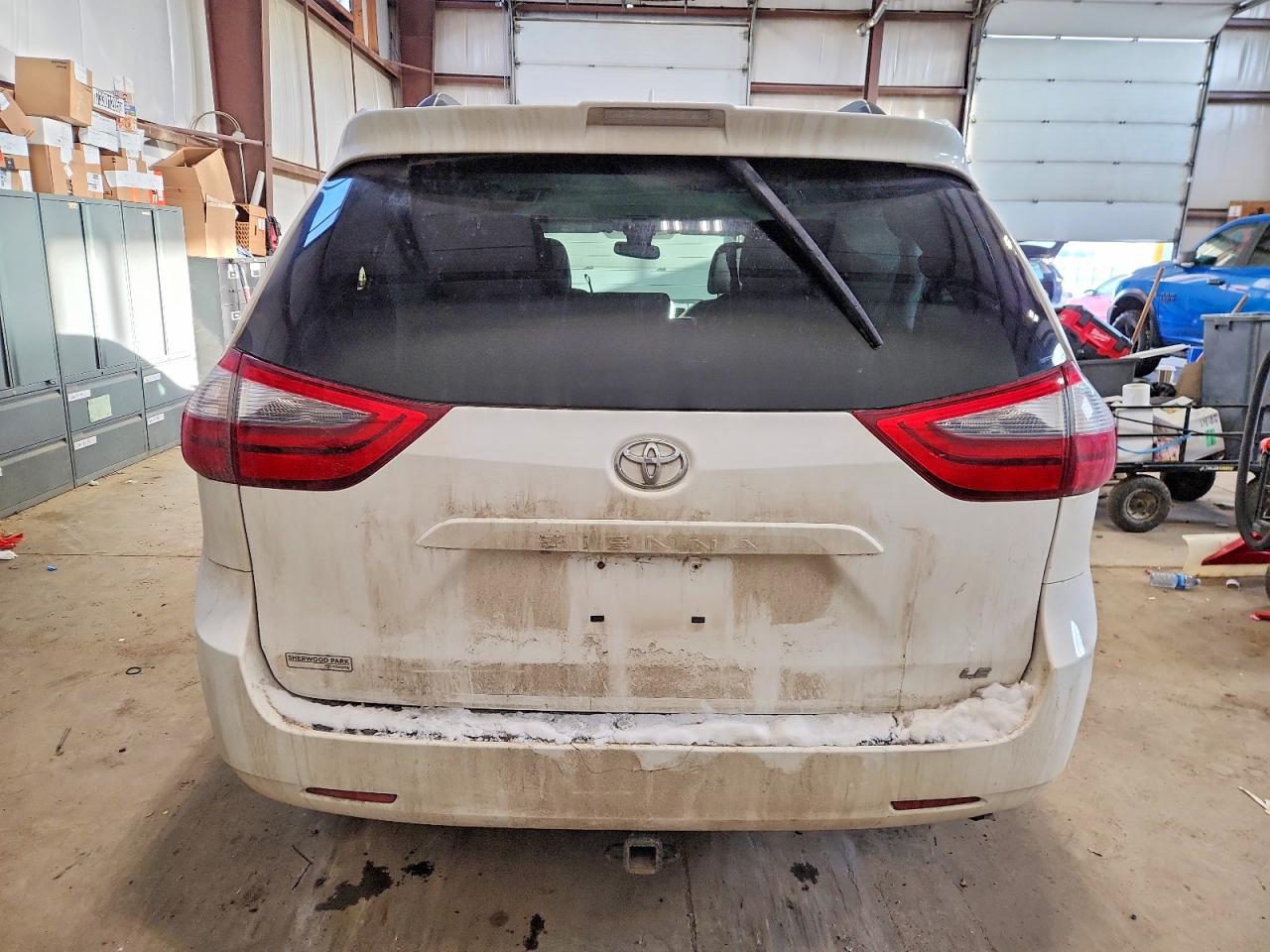 2020 TOYOTA SIENNA LE photo 6