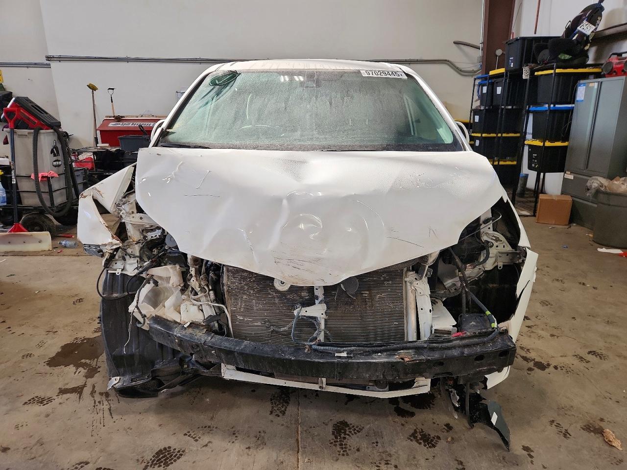2020 TOYOTA SIENNA LE photo 5