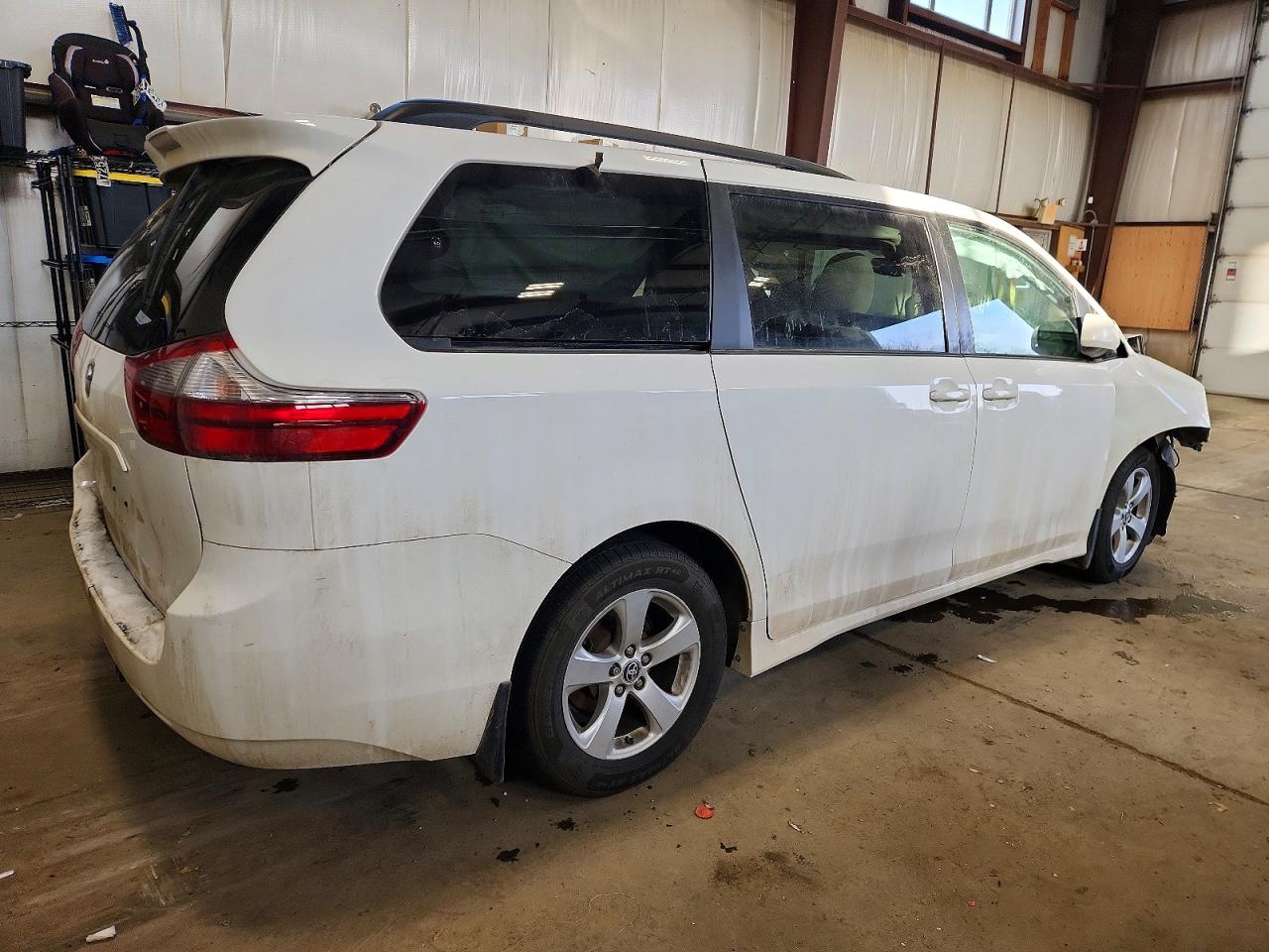 2020 TOYOTA SIENNA LE photo 3