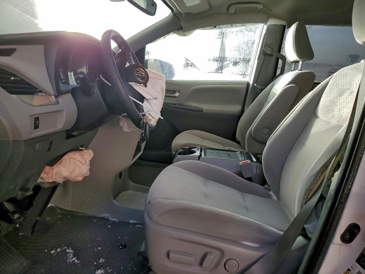 2020 TOYOTA SIENNA LE photo 7