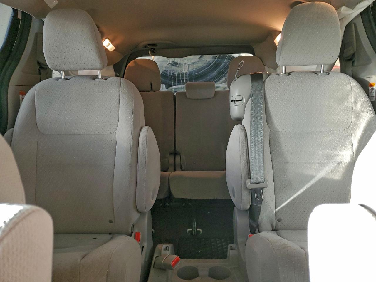 2020 TOYOTA SIENNA LE photo 10