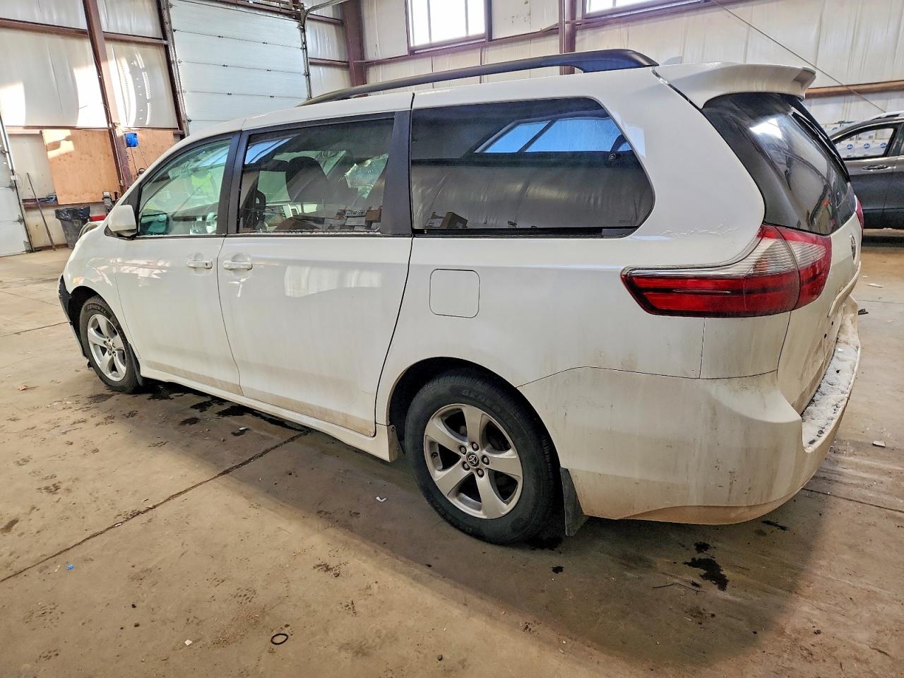2020 TOYOTA SIENNA LE photo 2