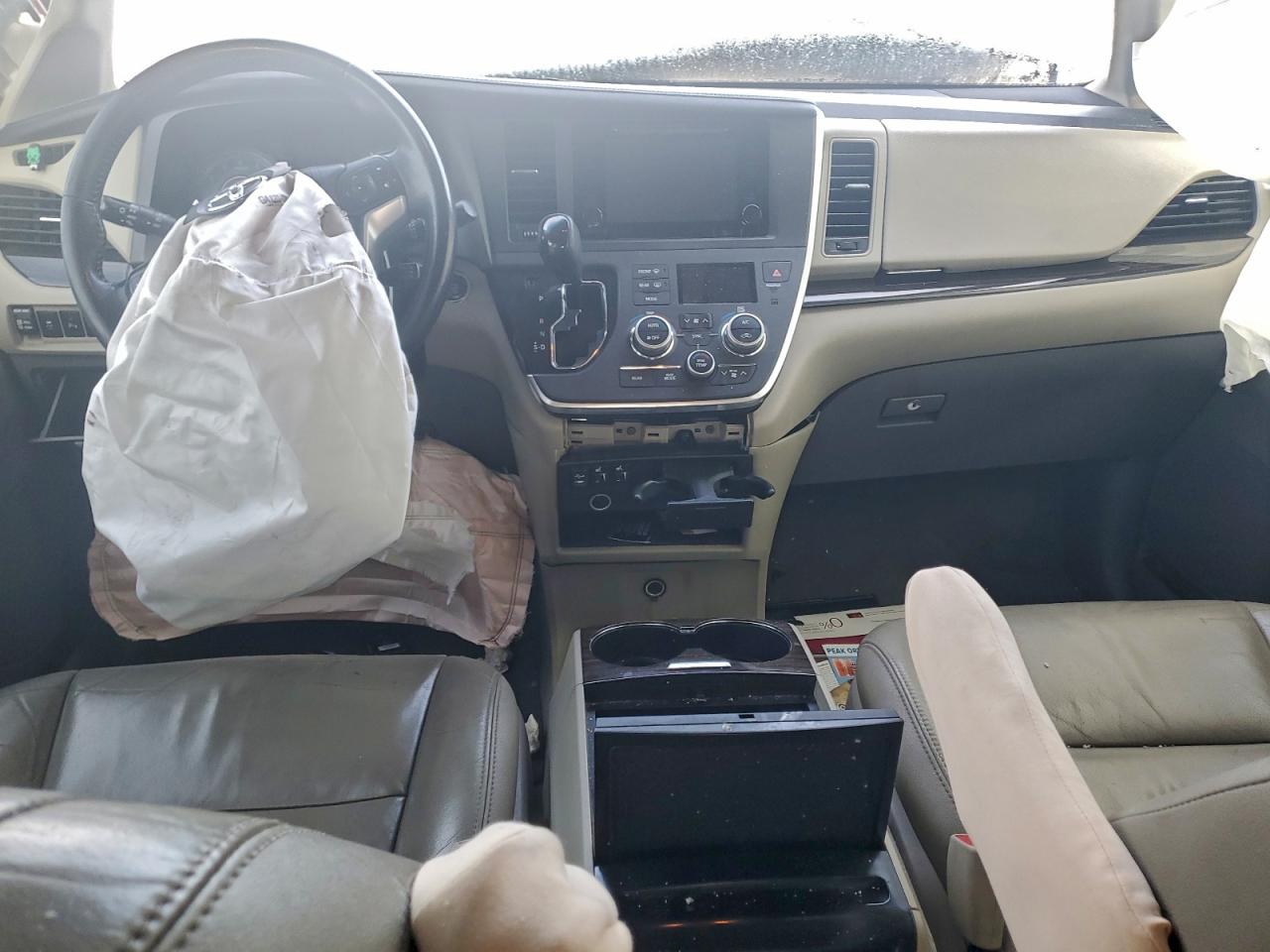 2016 TOYOTA SIENNA XLE photo 15