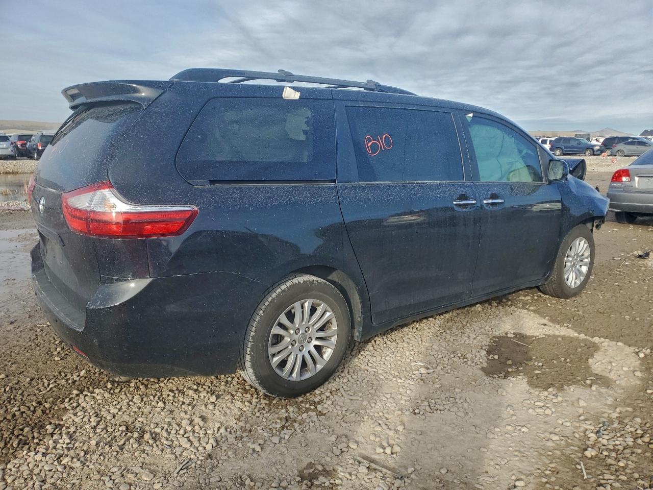 2016 TOYOTA SIENNA XLE photo 5