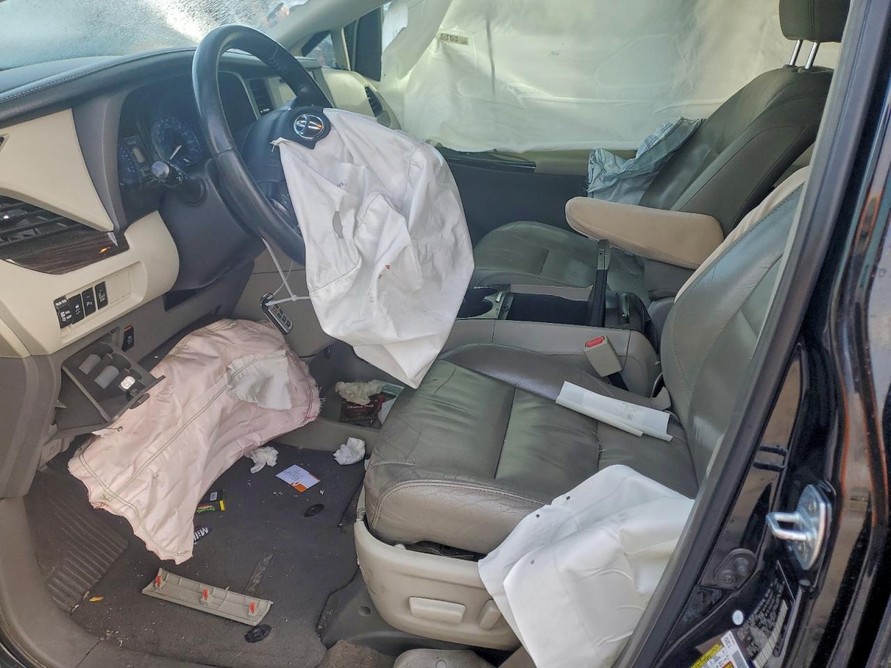 2016 TOYOTA SIENNA XLE photo 13