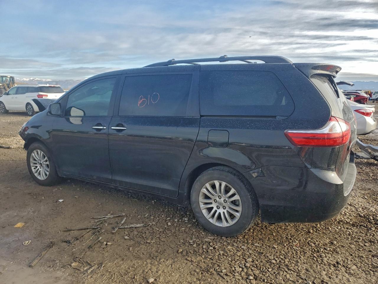 2016 TOYOTA SIENNA XLE photo 3