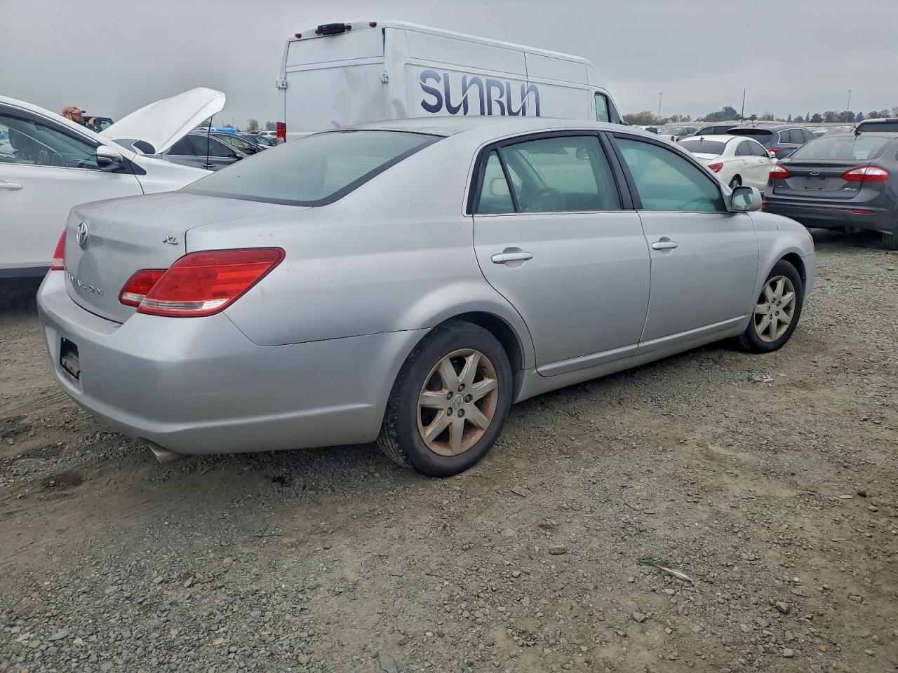 2005 TOYOTA AVALON XL photo 3