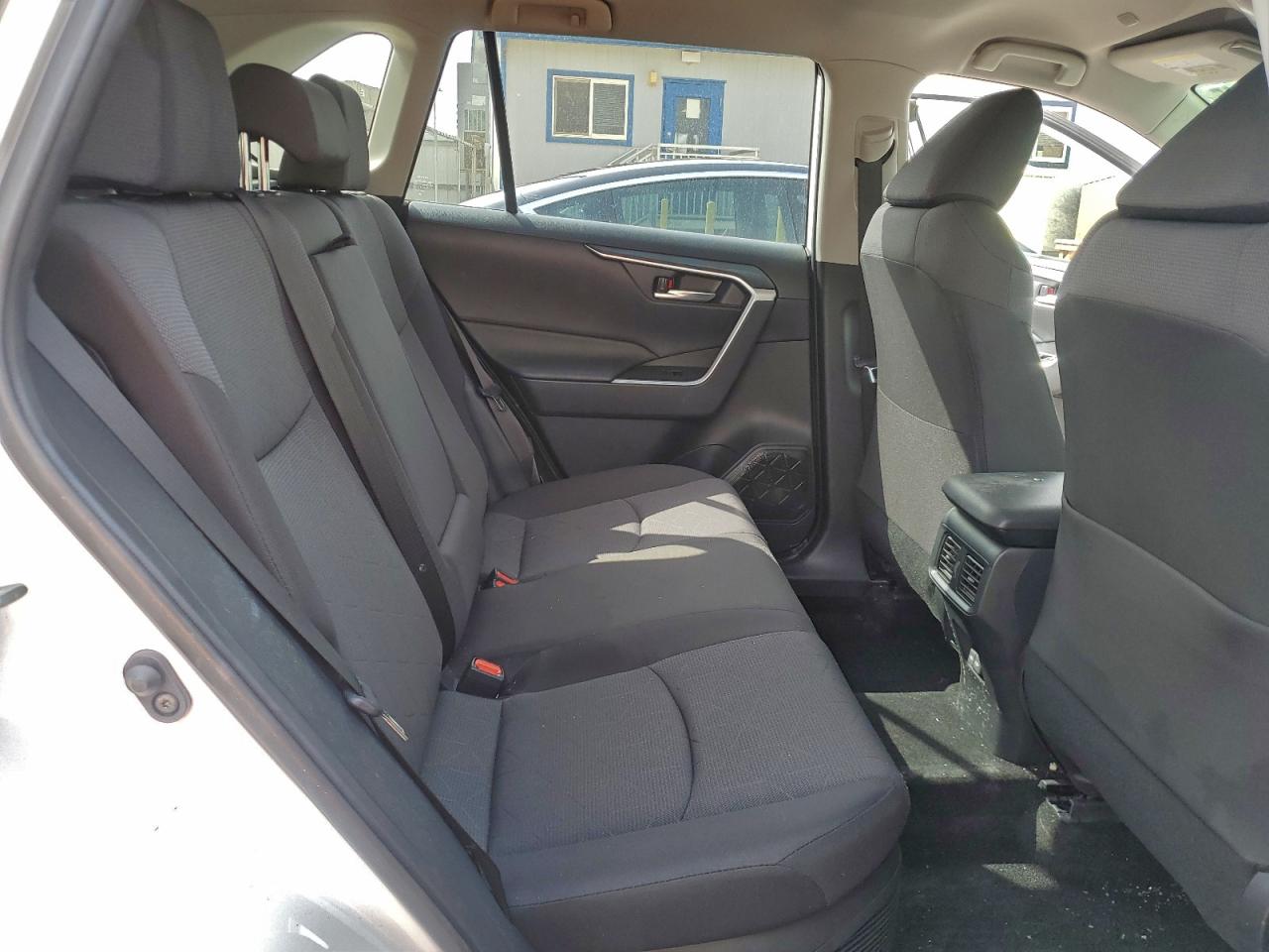2025 TOYOTA RAV4 XLE photo 21