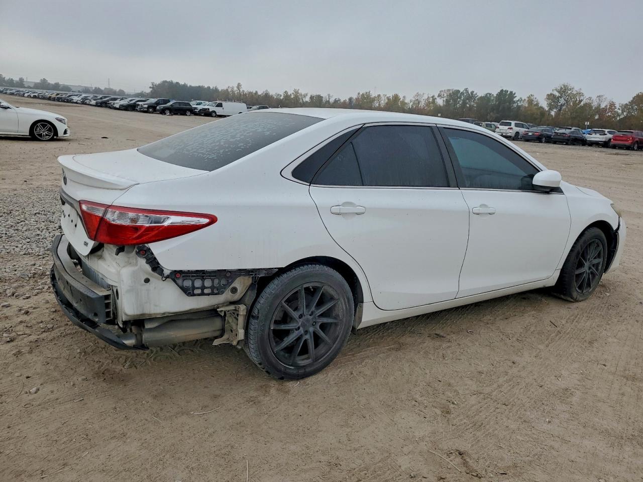 2016 TOYOTA CAMRY LE photo 3
