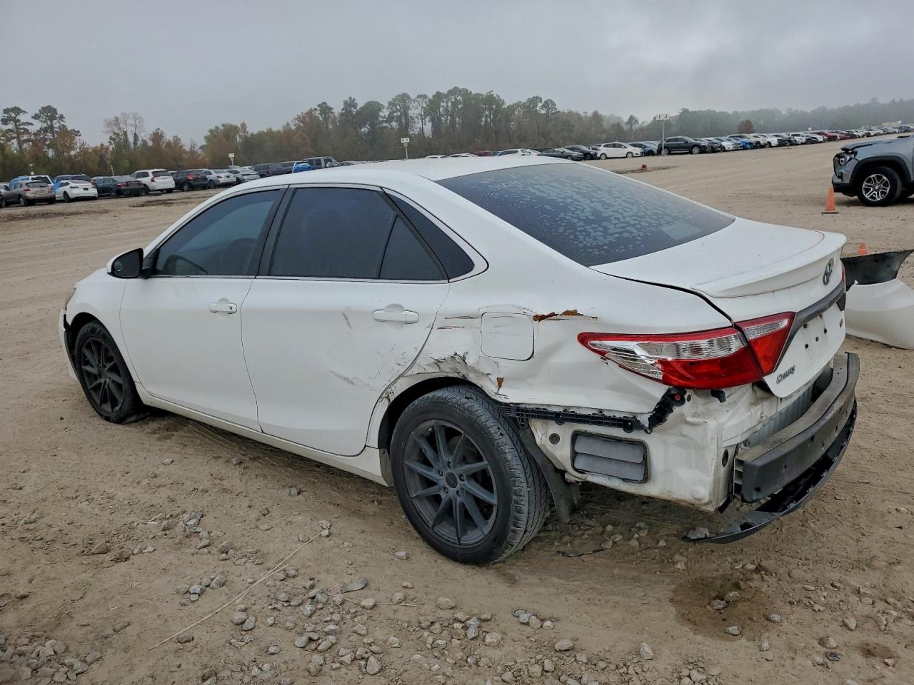 2016 TOYOTA CAMRY LE photo 2