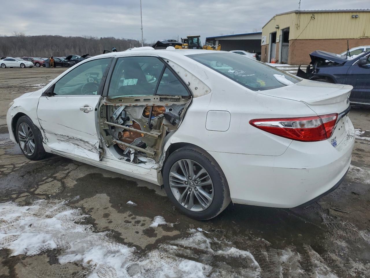 2015 TOYOTA CAMRY LE photo 2
