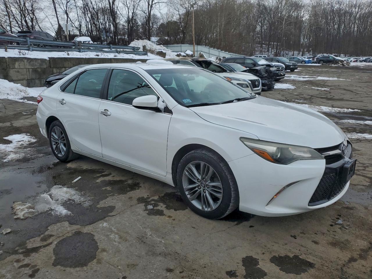 2015 TOYOTA CAMRY LE photo 4