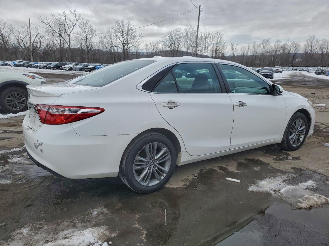 2015 TOYOTA CAMRY LE photo 3