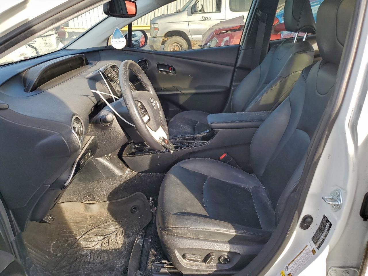 2017 TOYOTA PRIUS FOUR photo 13