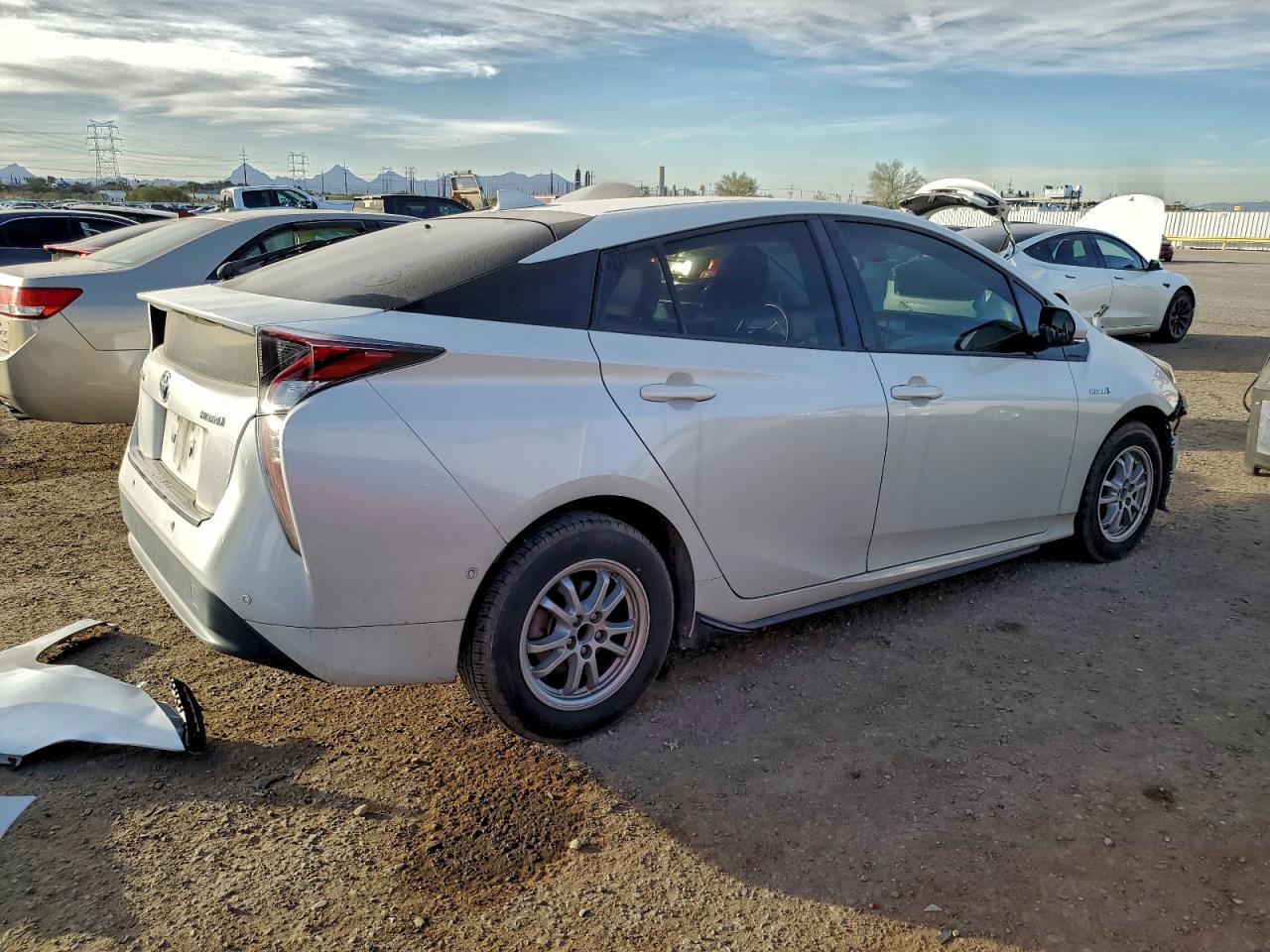 2017 TOYOTA PRIUS FOUR photo 5