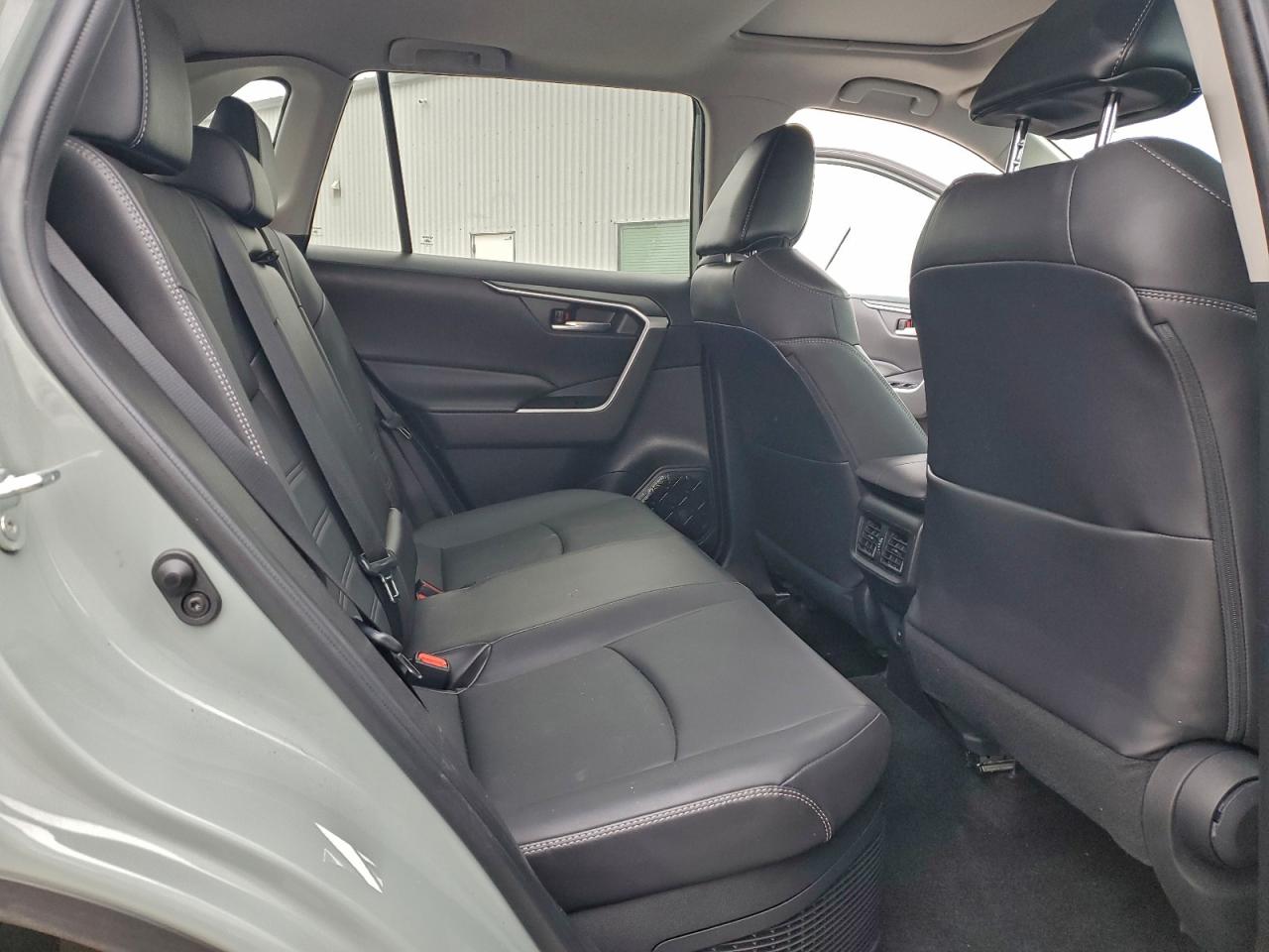 2022 TOYOTA RAV4 XLE PREMIUM photo 31