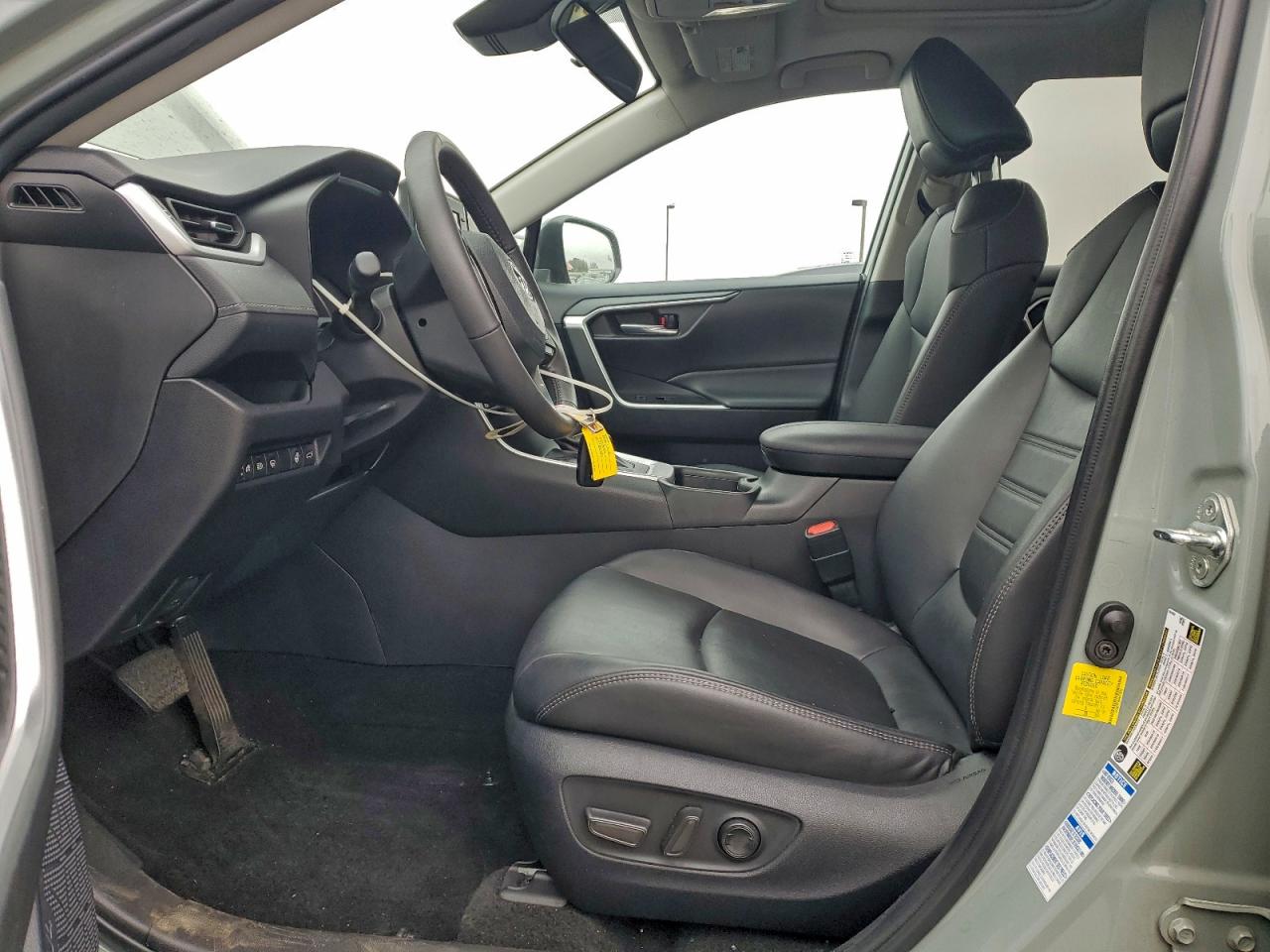 2022 TOYOTA RAV4 XLE PREMIUM photo 19