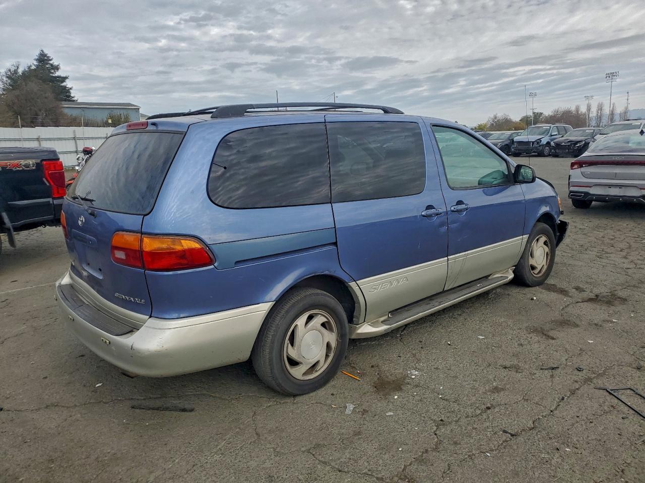 1999 TOYOTA SIENNA LE photo 5