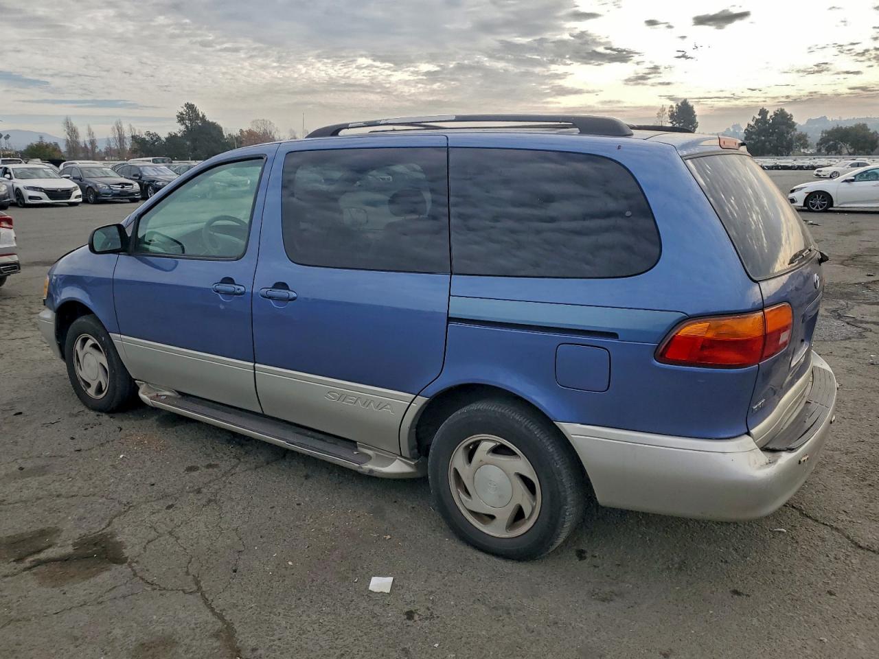1999 TOYOTA SIENNA LE photo 3
