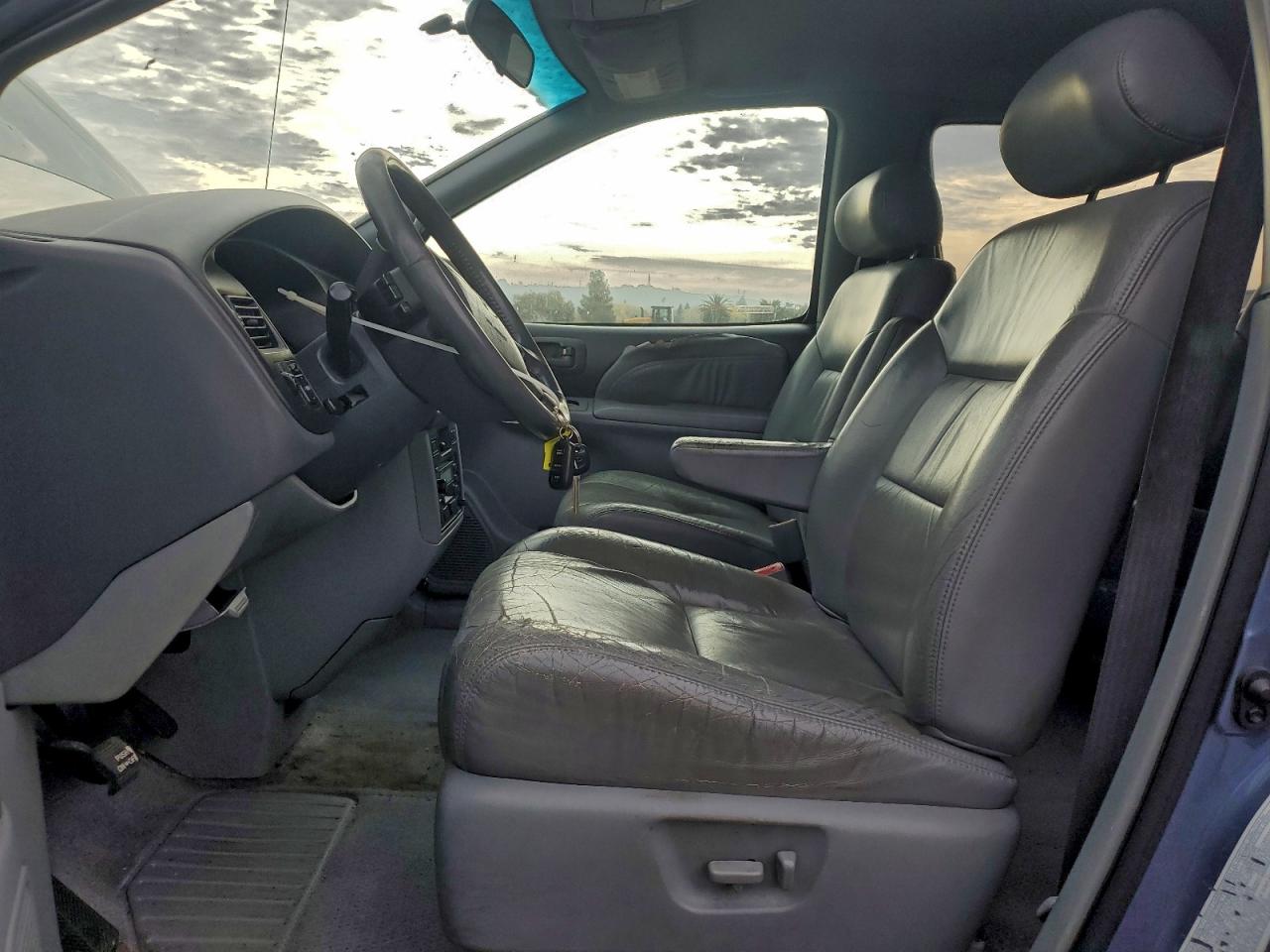 1999 TOYOTA SIENNA LE photo 13