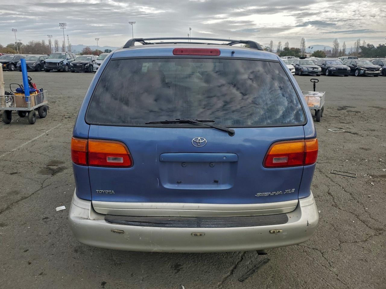 1999 TOYOTA SIENNA LE photo 11
