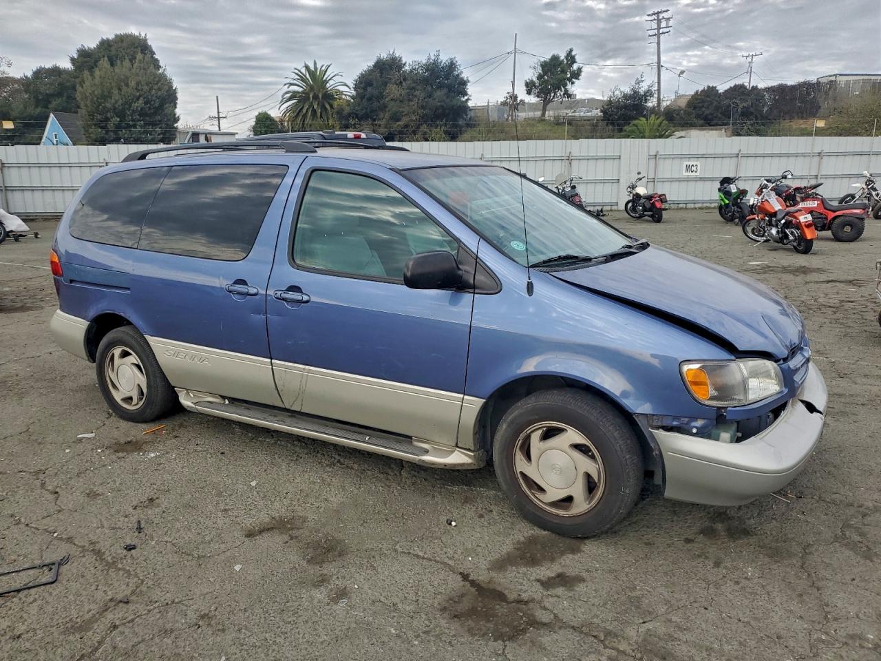 1999 TOYOTA SIENNA LE photo 7