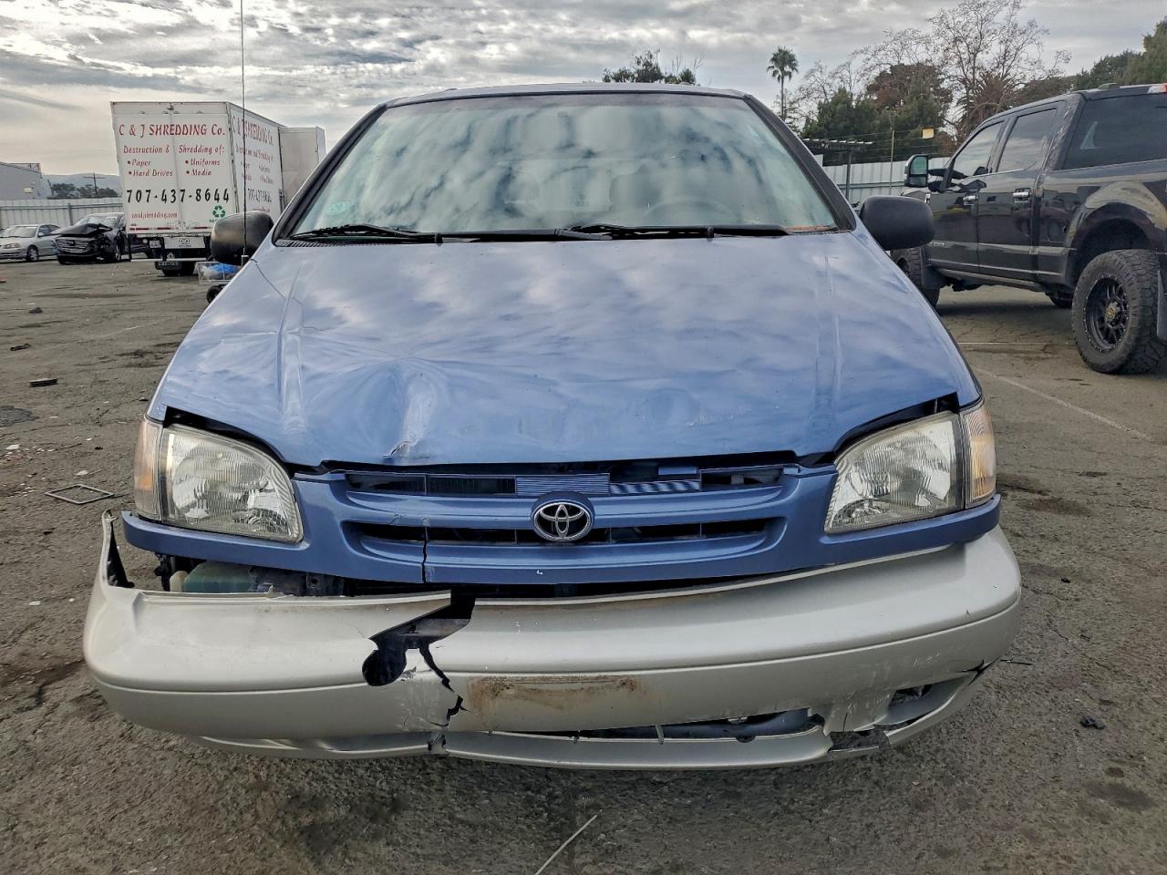 1999 TOYOTA SIENNA LE photo 9