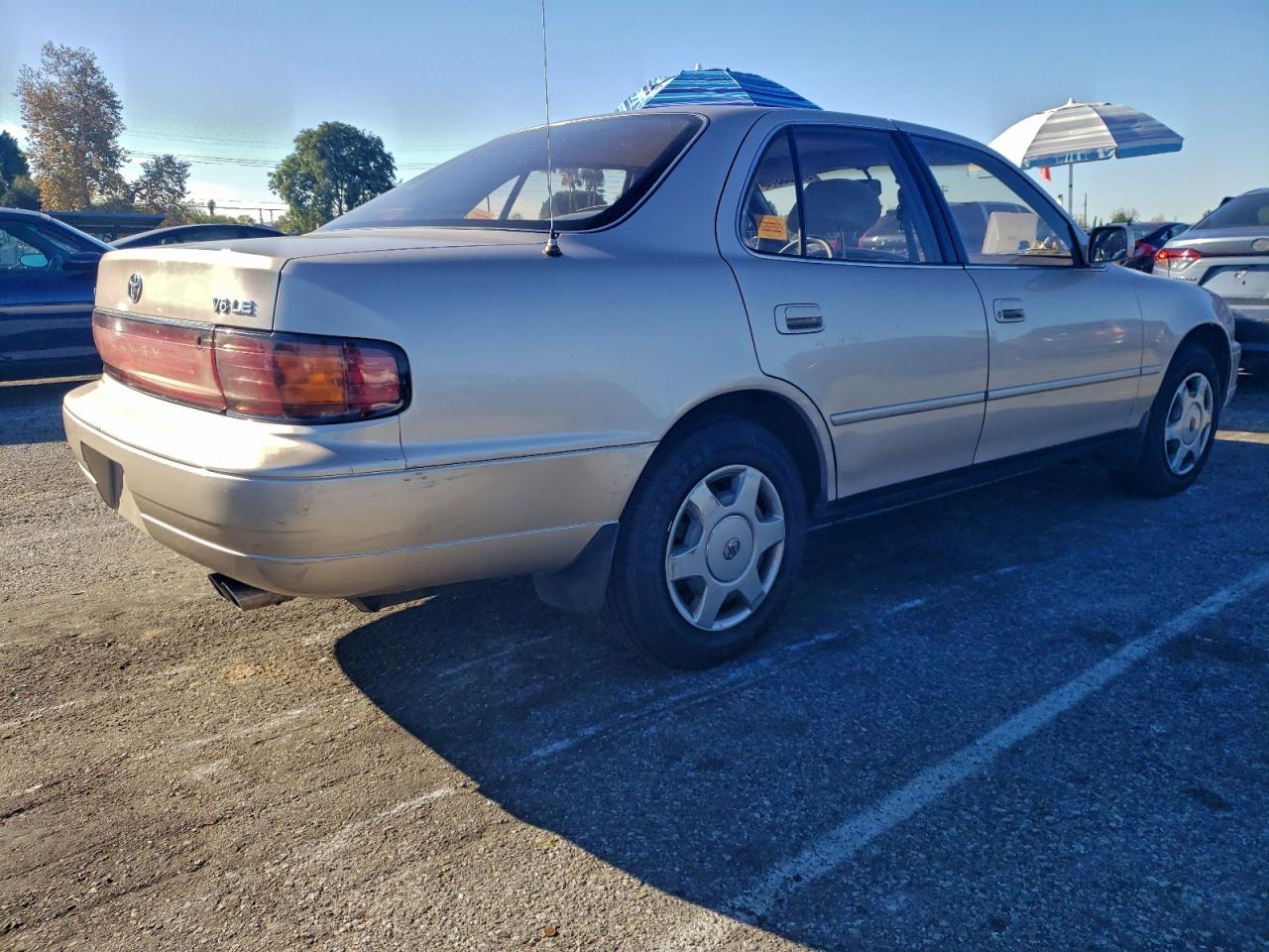 1993 TOYOTA CAMRY LE photo 5