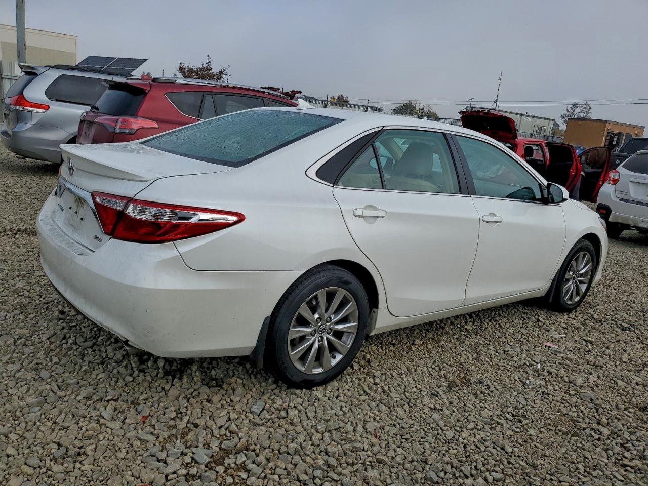 2016 TOYOTA CAMRY LE photo 3
