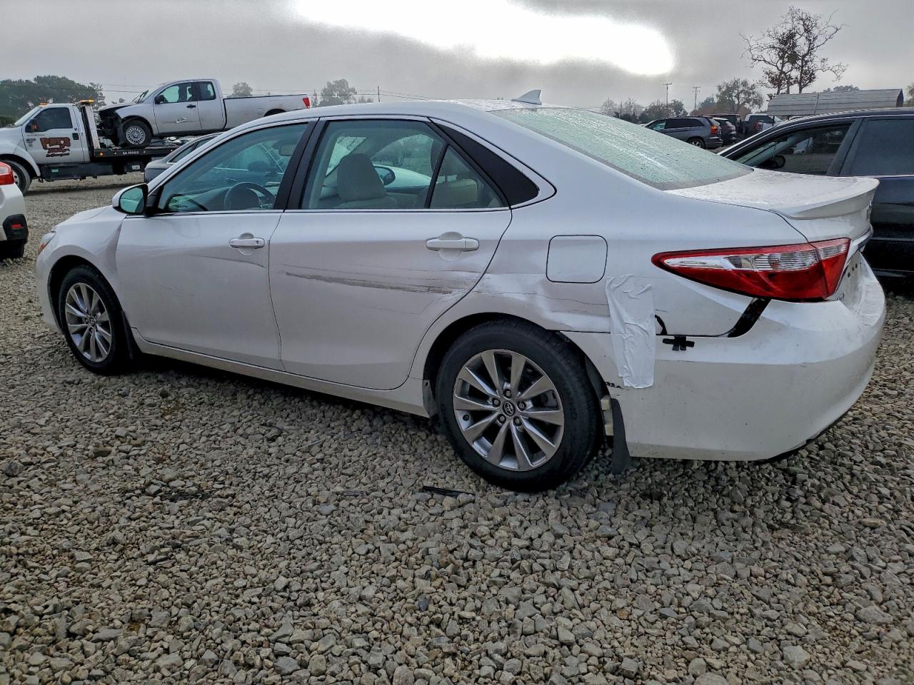 2016 TOYOTA CAMRY LE photo 2