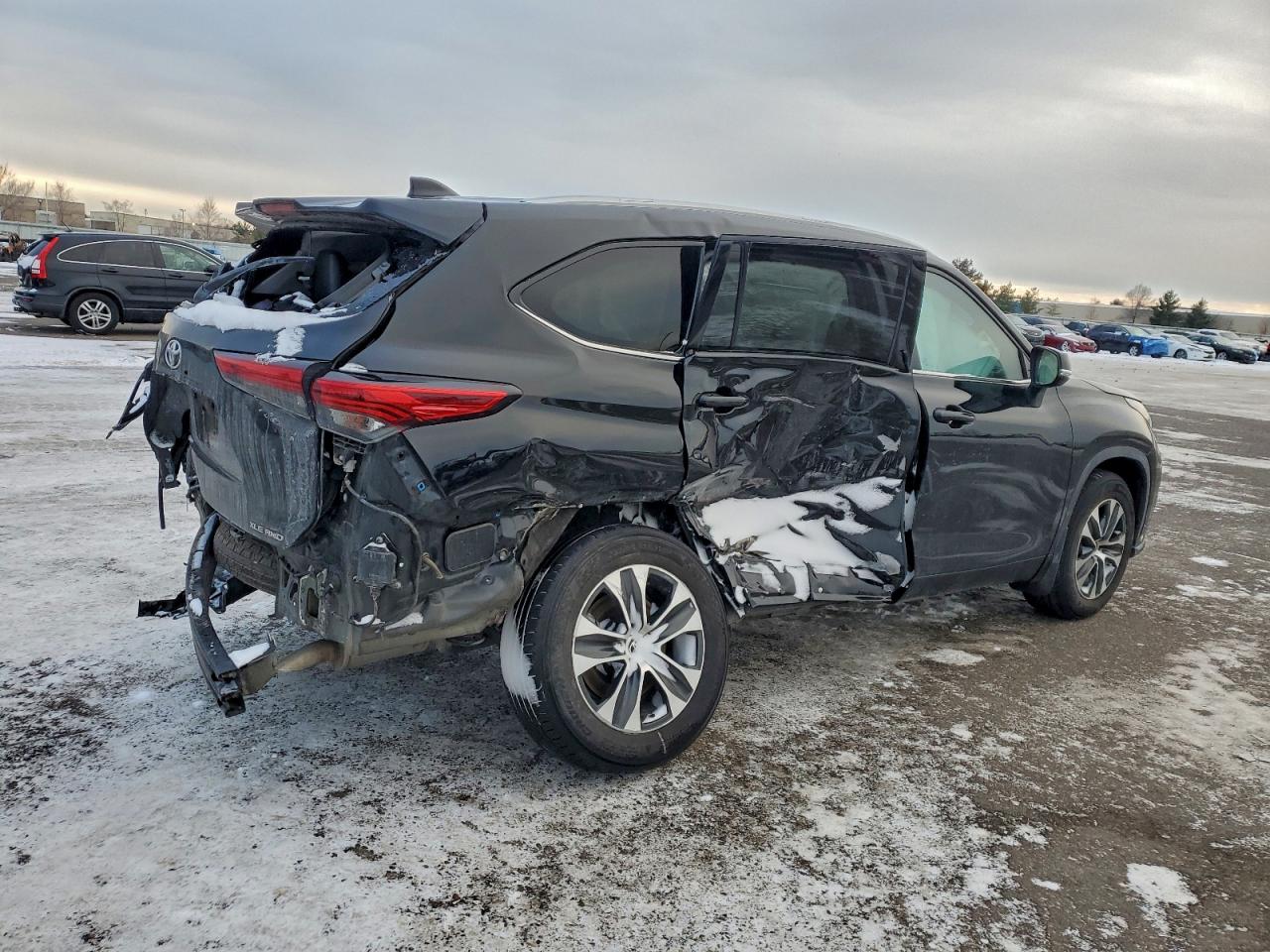 2022 TOYOTA HIGHLANDER XLE photo 3