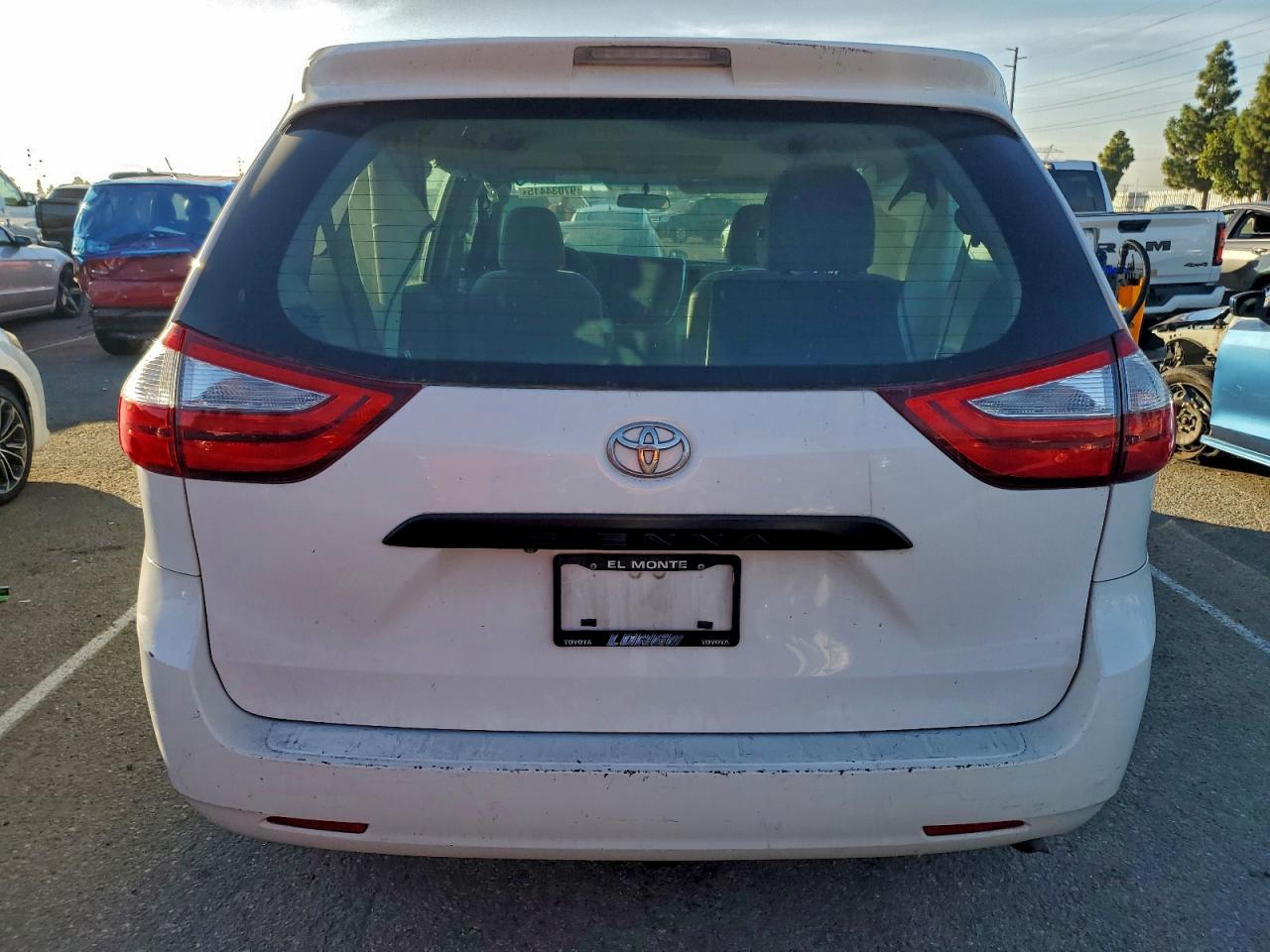 2015 TOYOTA SIENNA photo 6