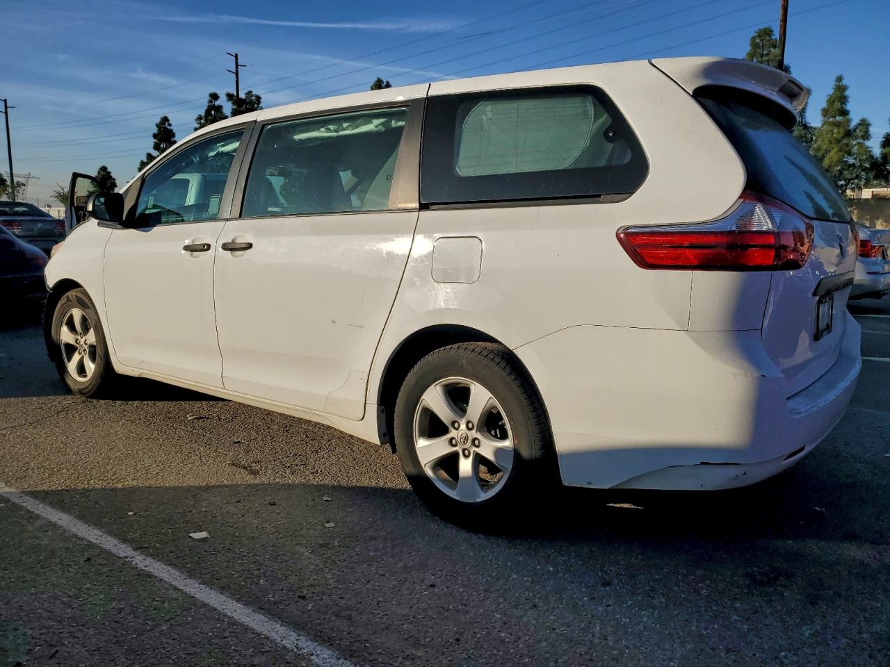 2015 TOYOTA SIENNA photo 2