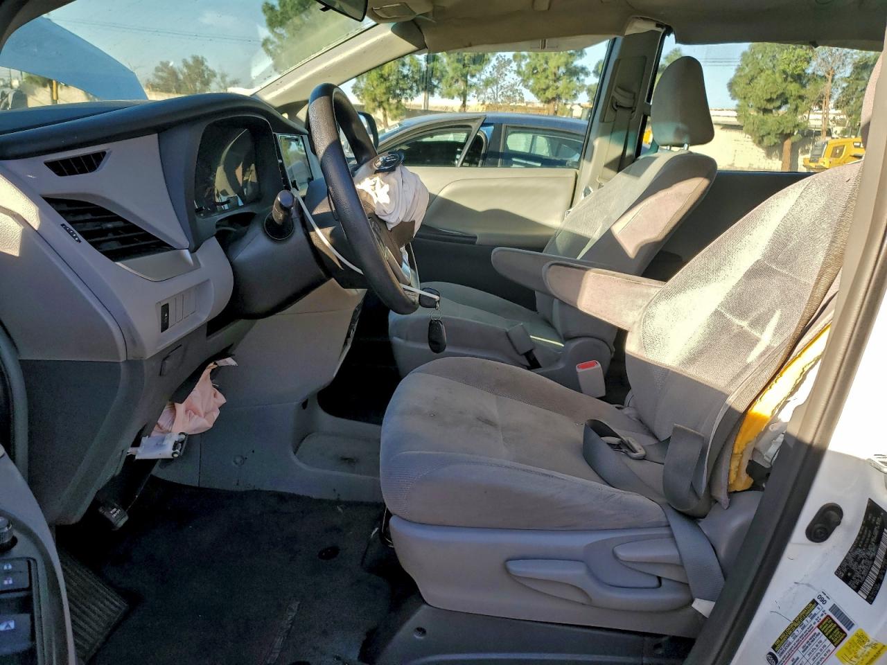 2015 TOYOTA SIENNA photo 7