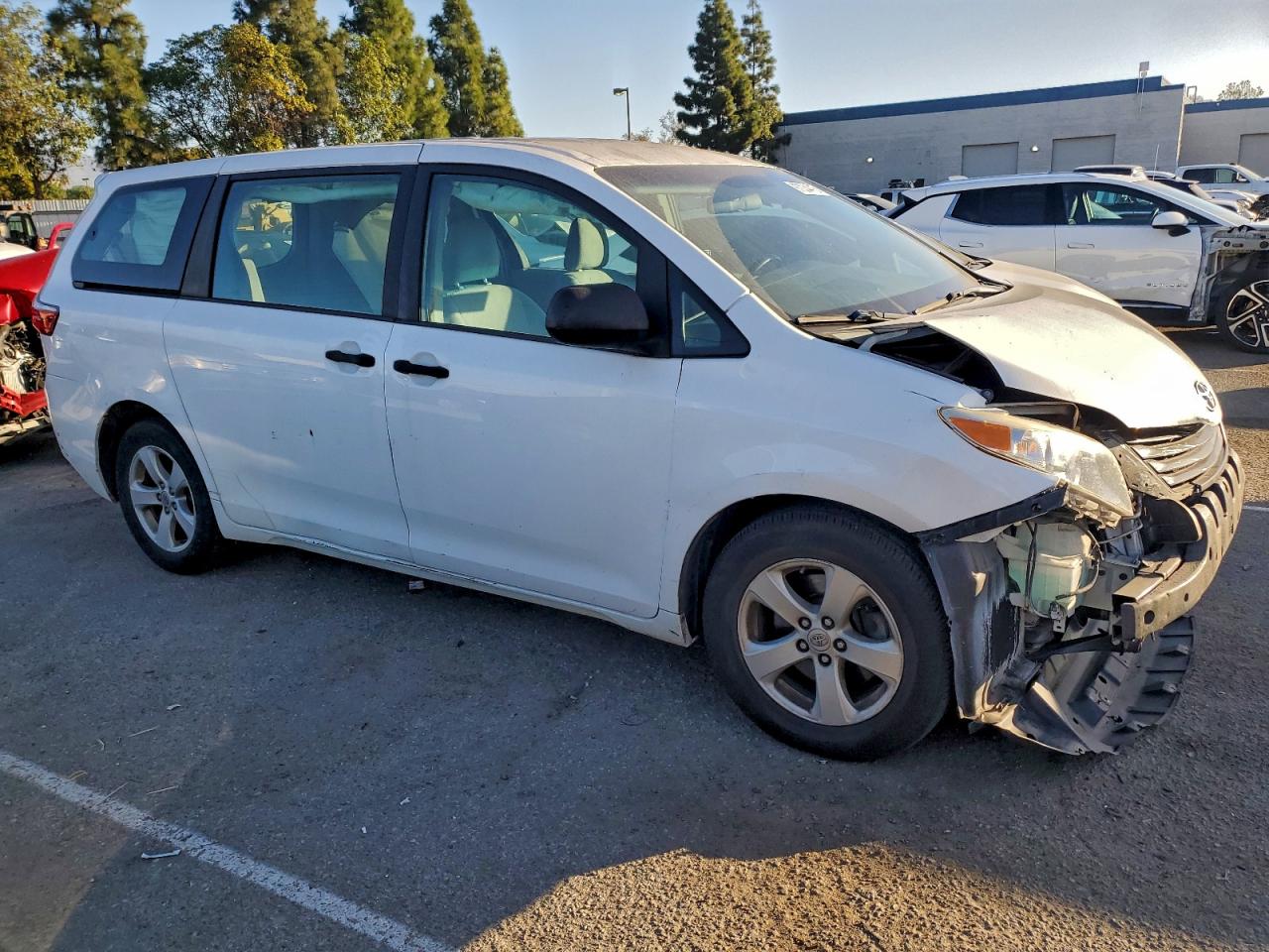 2015 TOYOTA SIENNA photo 4