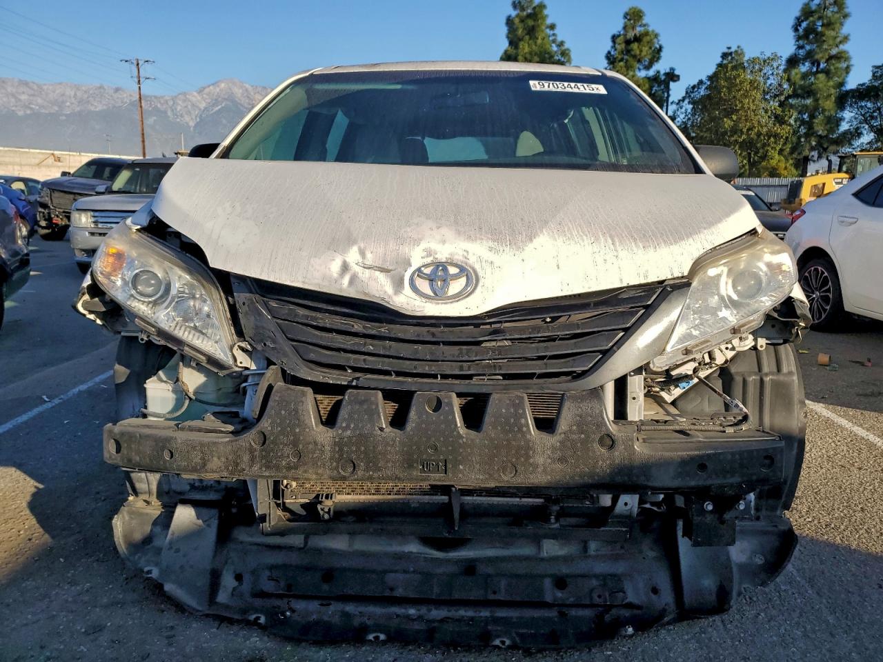 2015 TOYOTA SIENNA photo 5