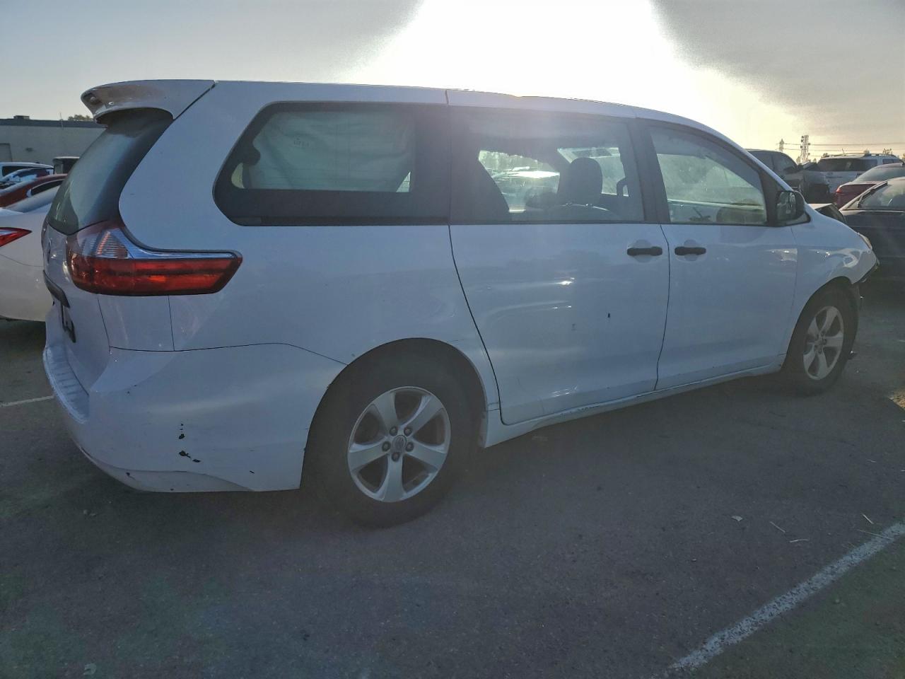2015 TOYOTA SIENNA photo 3