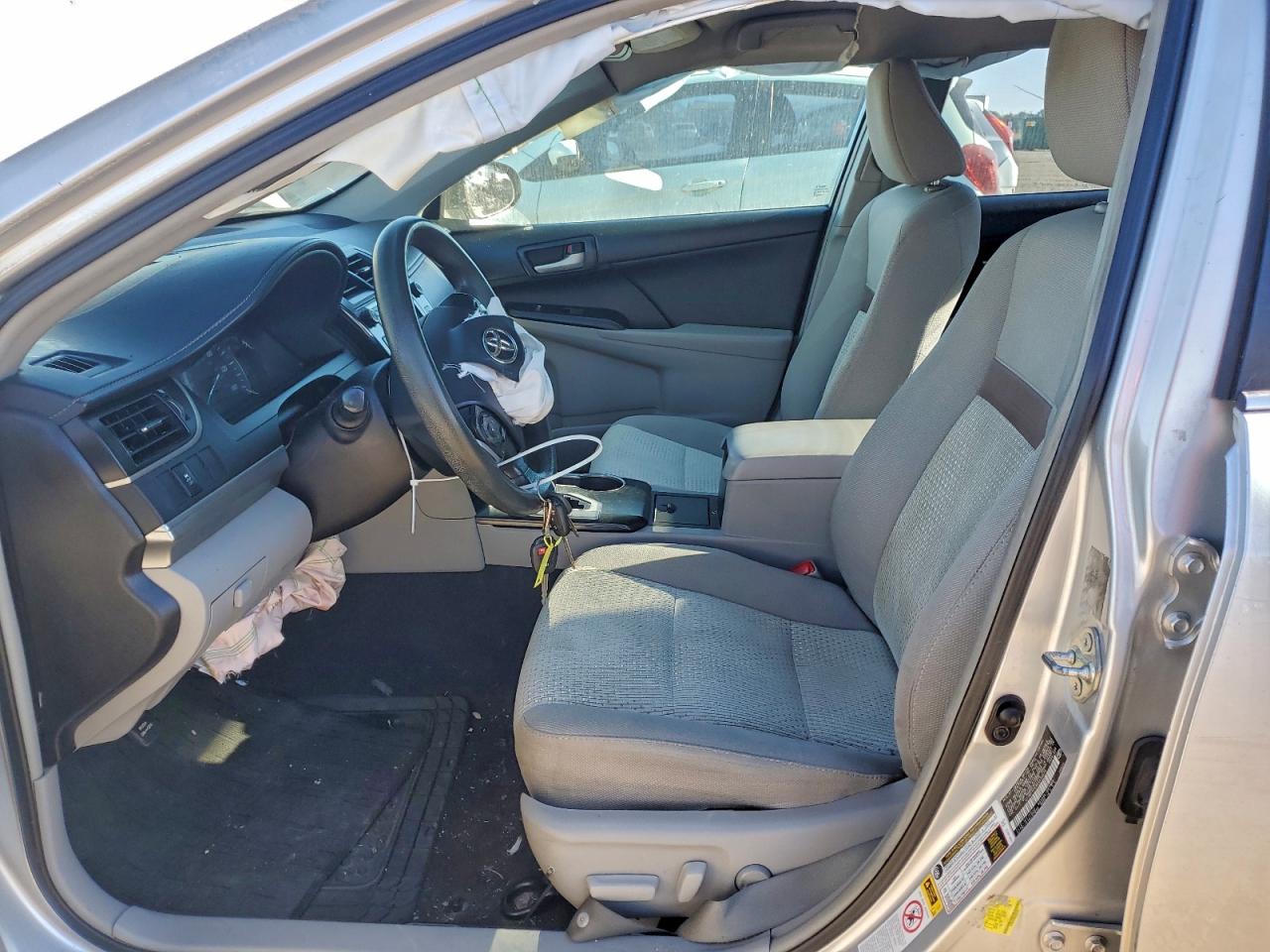 2014 TOYOTA CAMRY L photo 13